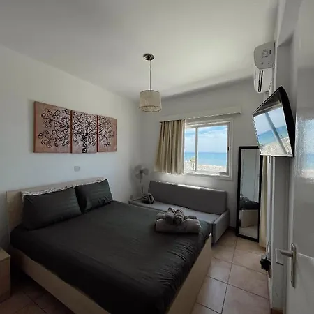 Lovely 1-Bedroom Conto In The Heart Of Finikoudes Apartment *